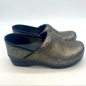 Dansko Clogs Pewter Tooled Metallic Leather Women’s Shoe Size 39 US Size 8